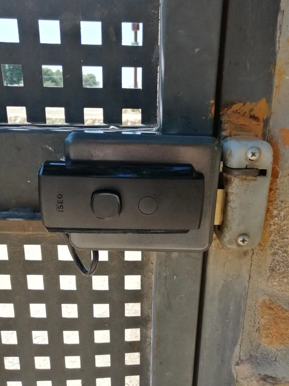 Instalación de cerradura en una puerta de Ribarroja del Turia